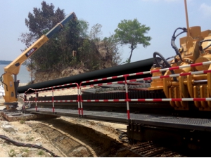 徐工XZ5000水平定向(xiang)鑽機成功川越(yuè)馬來西亞海灣(wān)